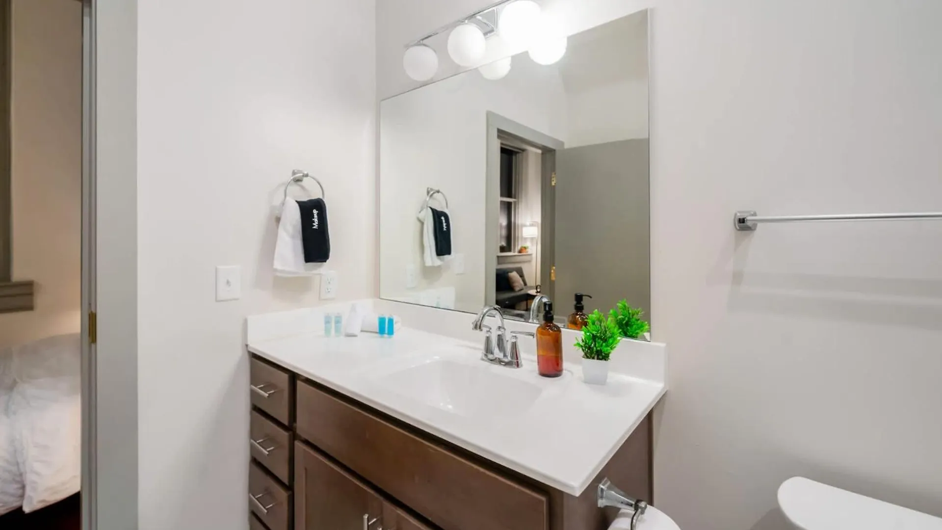 Bright And Modern Studio In Louisville # 407