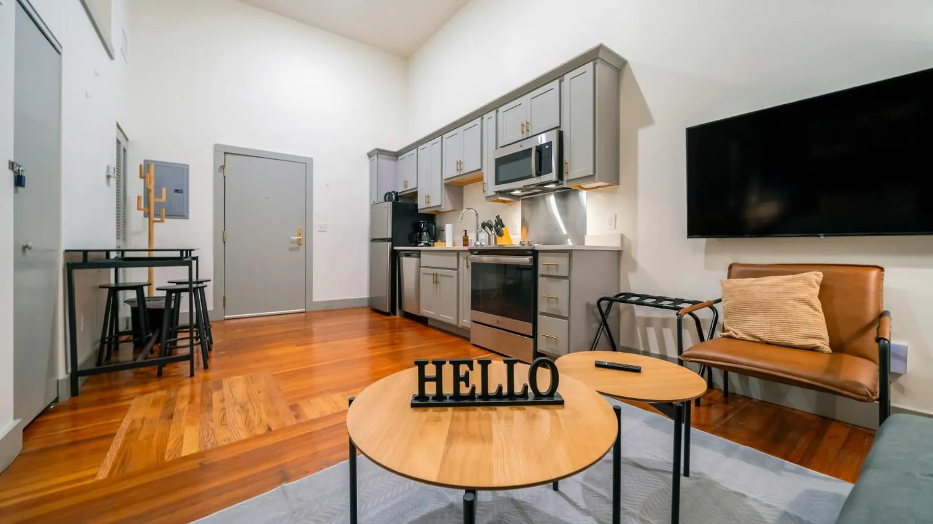 Bright And Modern Studio In Louisville # 407